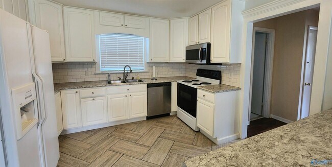 Foto del edificio - 11402 Hillwood Dr SE