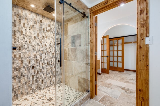 Master Bath - 135 E Ridgewood Ct
