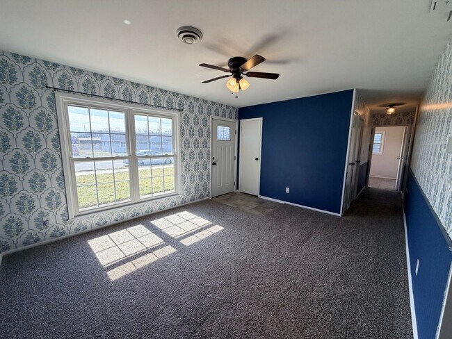 Foto del edificio - 620 High School Dr