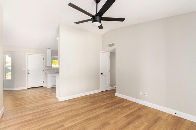 Building Photo - 232 E Leah Ln