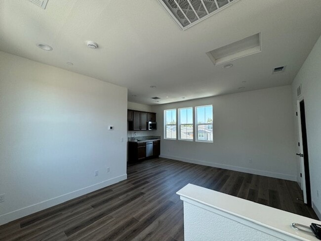 Foto del edificio - Brand New Studio Available Now!  1/2 off 1...