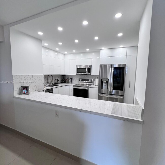 Building Photo - 2 bedroom in Aventura FL 33180