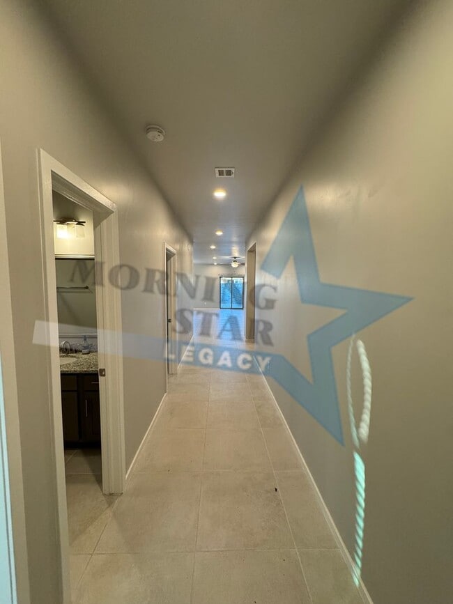 Building Photo - Newer home in desirable Metro area!