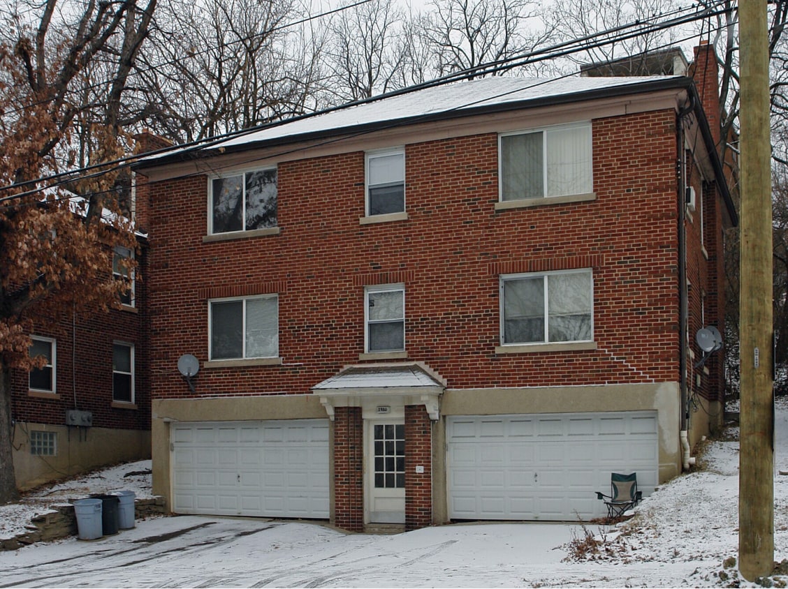 Spacious, Newly Updated 1-Bed Near UC & Downtown — Off-Street Parking, Radiant Heat - Spacious, Newly Updated 1-Bed Near UC & Downtown — Off-Street Parking, Radiant Heat