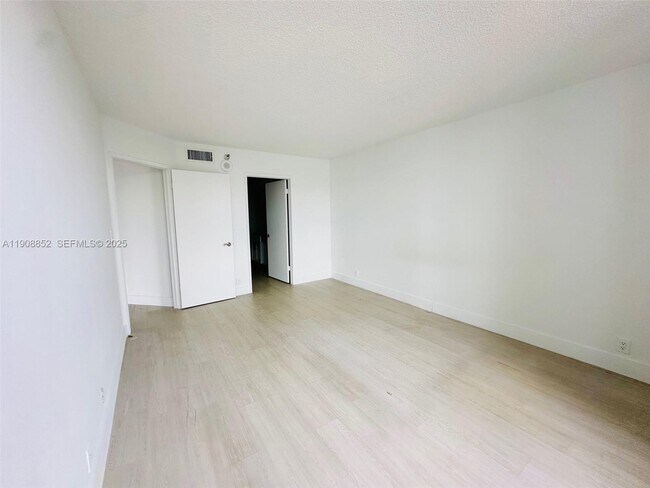 Foto del edificio - 19101 NE 36th Pl