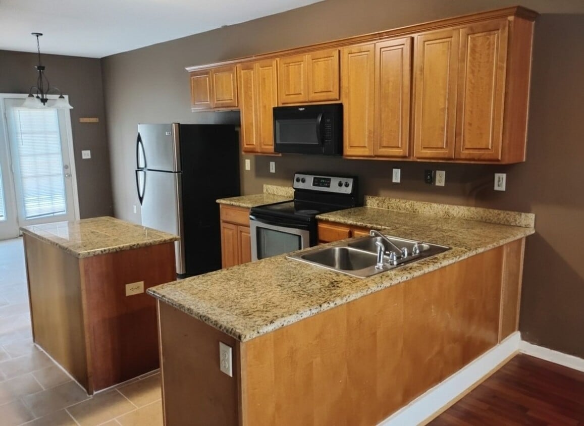 Photo - 2925 Hargrove Road E