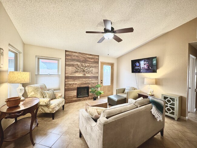 Foto del edificio - Fully Furnished Henderson Rental Near Cadence | 2 Bed Home w/ Solar + Backyard | Close to Cowabun...