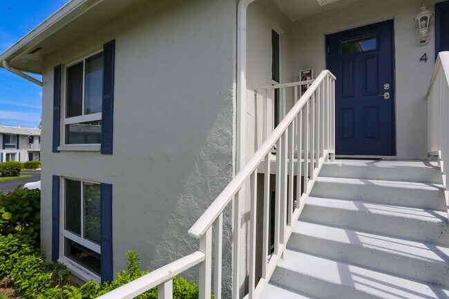 Foto del edificio - GLADES COUNTRY CLUB 2/2 WITH GOLF BEAUTIFUL UNIT READY FOR YOU TO RENT SEASONALLY