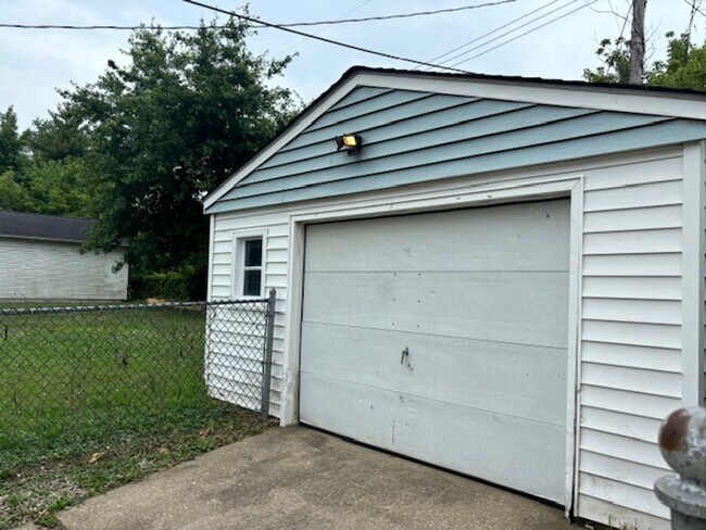 Building Photo - Check out this 3 Bedroom Ranch in Homewood...