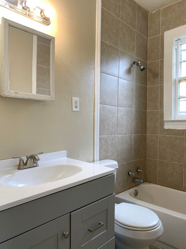 Foto del edificio - 5 Bedroom HUD Friendly *Available Now*!