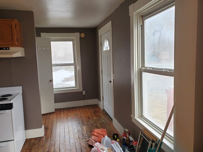 Building Photo - 986 Saxtons River Rd