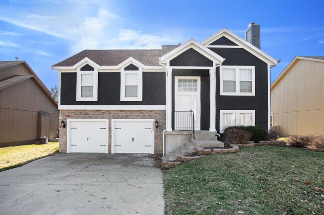 Building Photo - 4 Bedroom Home With Fenced Yard