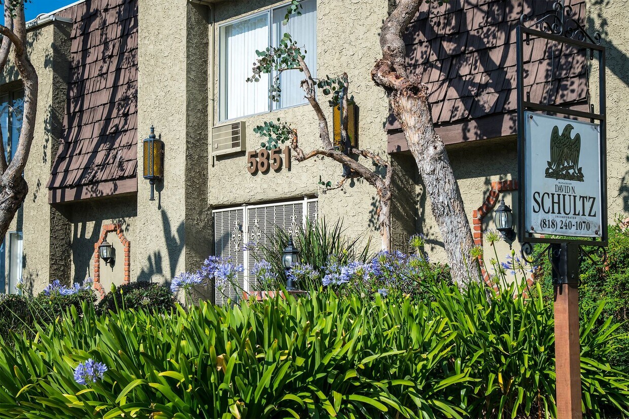 Foto principal - 5851 Hazeltine Ave.