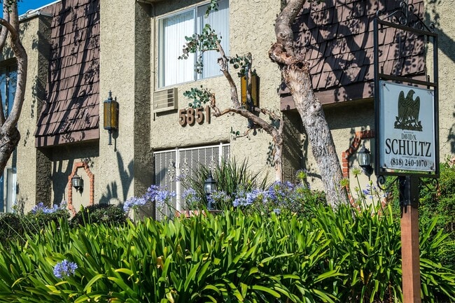 Foto del edificio - 5851 Hazeltine Ave.