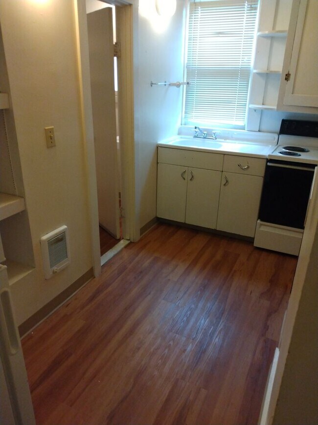 Building Photo - 608e15