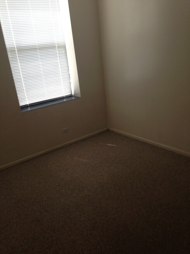 Building Photo - 556 W 37th St