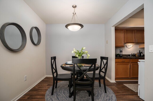 Acogedor comedor en Drawbridge Apartments East en Harrison Township, MI - Drawbridge Apartments East