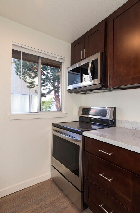 Building Photo - Spacious 2-Bed + Den, 2-Bath with In-Unit ...