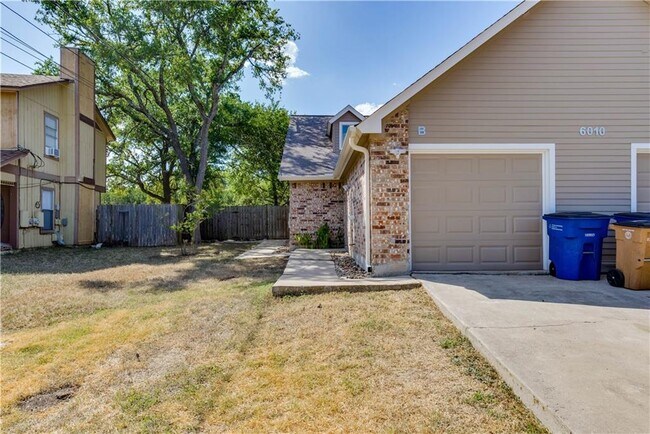 Building Photo - 6010 Parkwood Dr