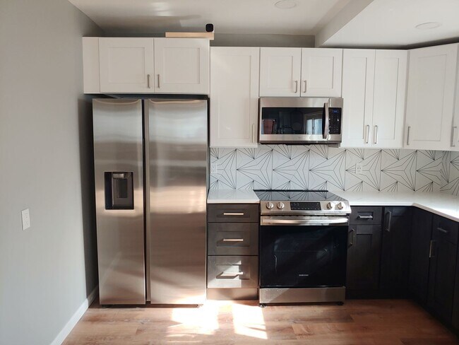 Building Photo - Newly custom-renovated 3 bedroom in Neighb...