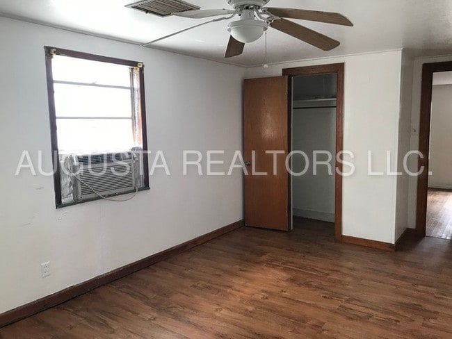 Building Photo - Adorable Garage Apartment!!!