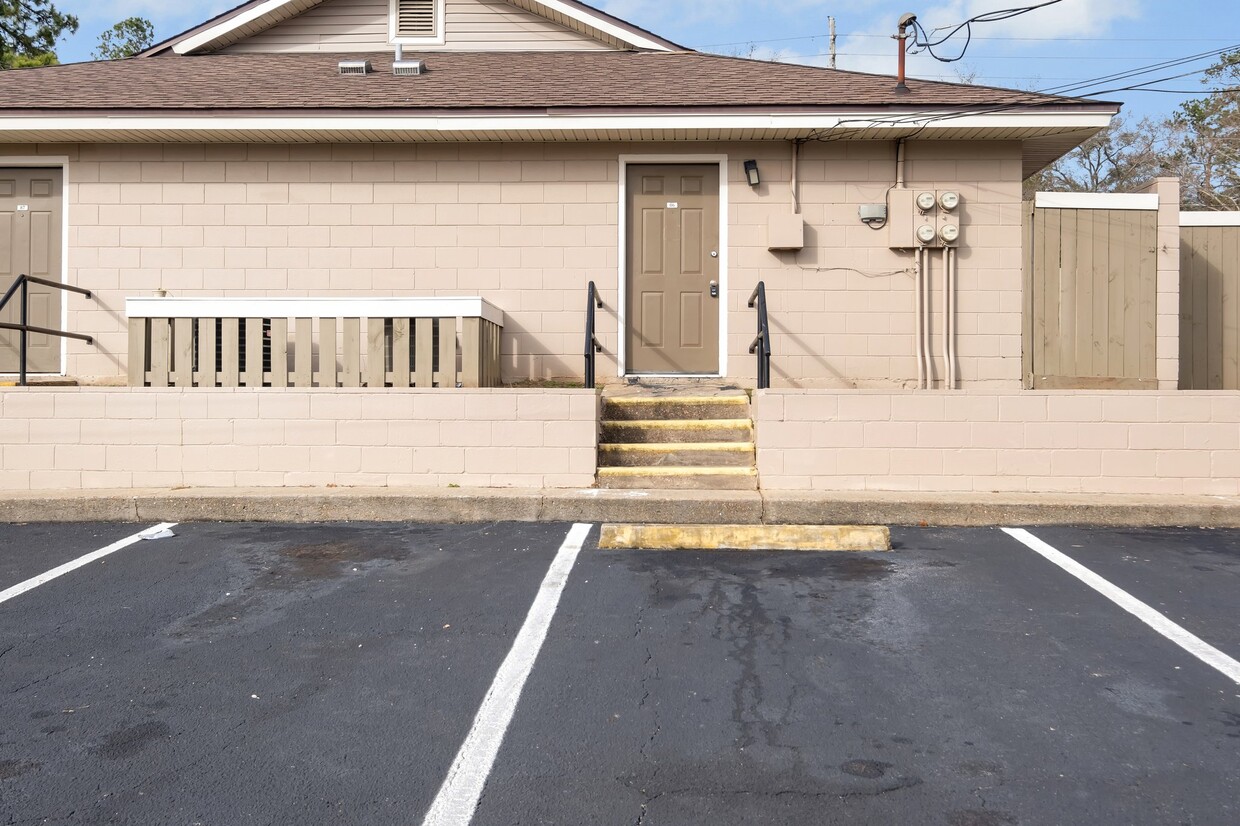 Primary Photo - 2241 W Pensacola St