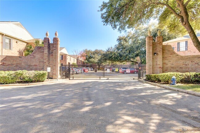 Building Photo - 2255 Braeswood Park Dr