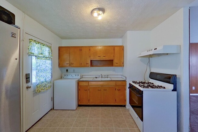 Building Photo - Charming 3-Bedroom, 1-Bath Single-Family H...