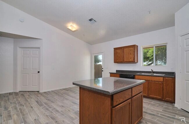 Foto del edificio - 9219 E 31st Ln