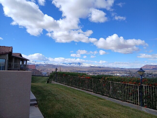Foto del edificio - Pool, pickleball, views plus 3 bed 2 bath home.