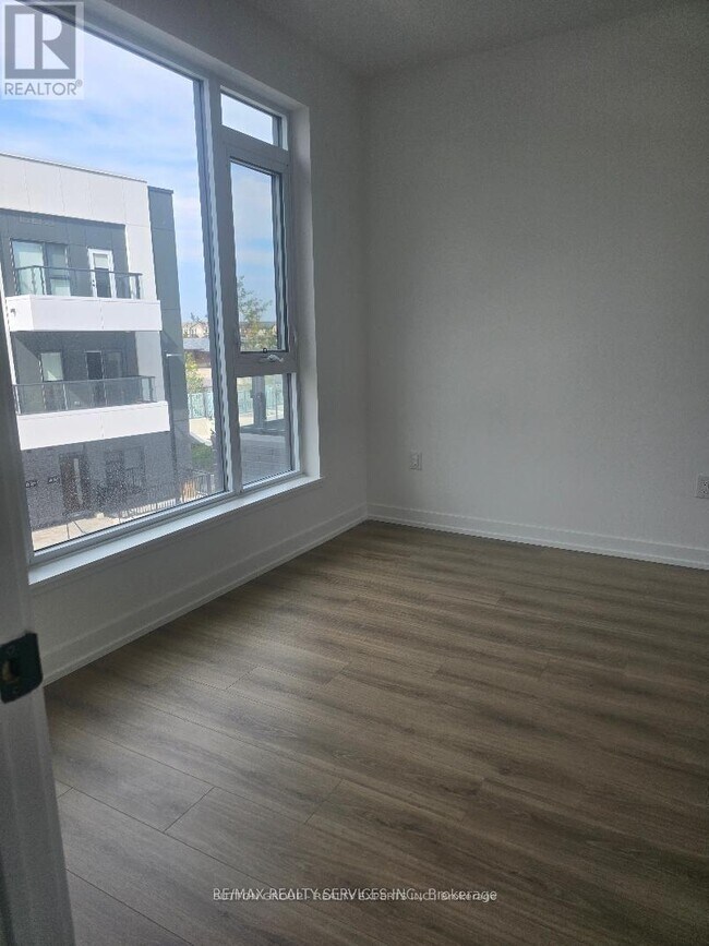 Photo du bâtiment - 10 Lagerfeld Dr