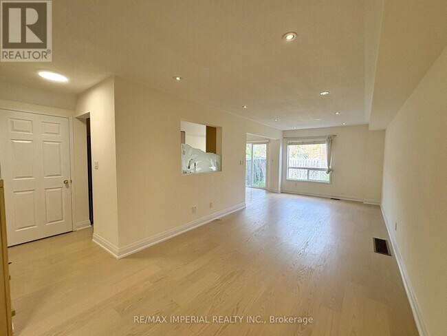 Building Photo - 70 Maffey Crescent