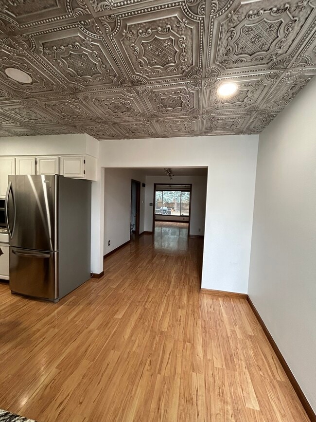 La cocina tiene área adicional y conduce al comedor. - 435 E Drake Rd