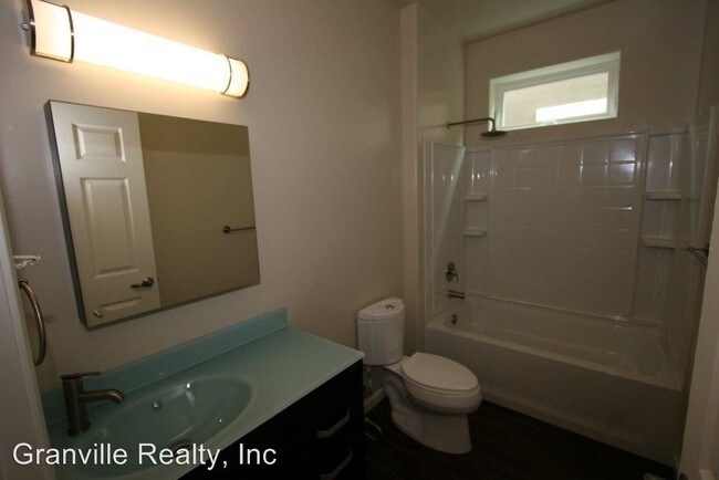 Foto del edificio - 330 N Van Ness Ave