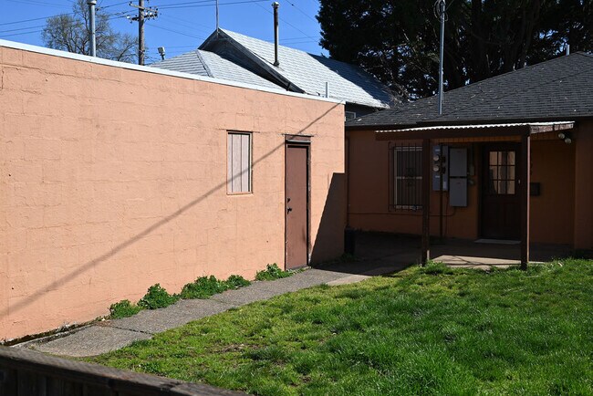 Building Photo - 4509 SE 67th Ave