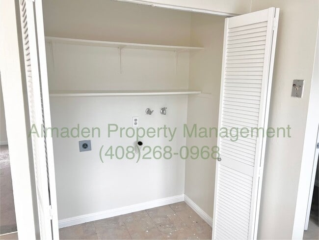 Building Photo - Town Home in Great Central Location near the Foothills!