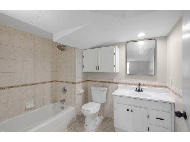 Foto del edificio - Beautiful remodeled 2 Bed Apartment in Mou...