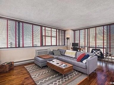 Spacious Living Space - 3110 N Sheridan Rd