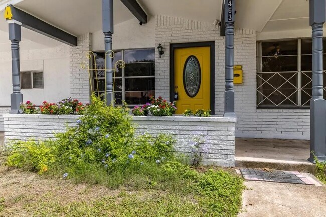 Foto del edificio - 463 Sprucewood Ln