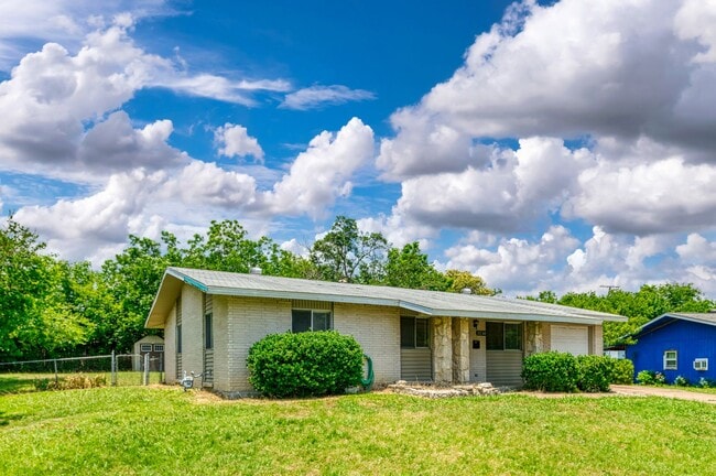 Building Photo - 3230 Ridgeview Cir