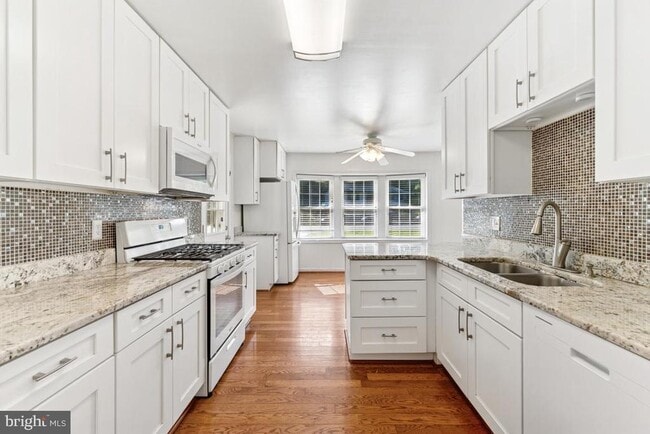 Building Photo - 1730 Pine Valley Dr