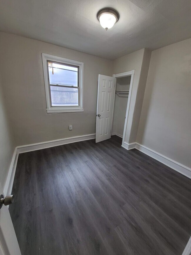 Building Photo - Large Upgraded Home! - Half off first mont...