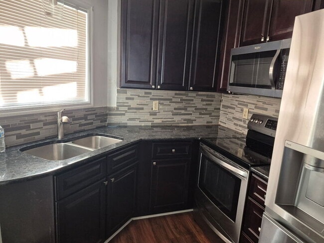 Foto del edificio - 1004 Brookhollow Dr