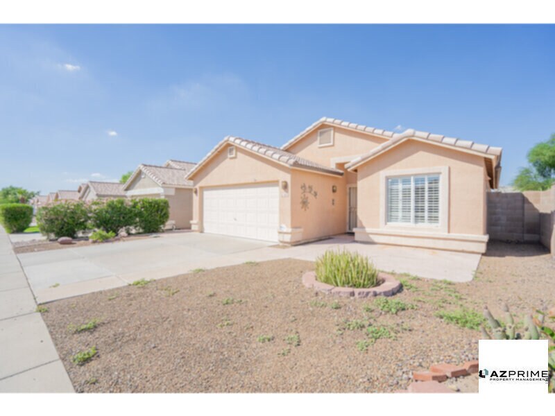 Foto principal - Stylish 3/2 Glendale House - Vaulted Ceilings &amp; Prime North Central Phoenix Location!