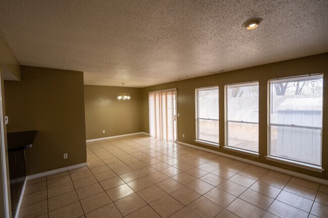 Foto del edificio - Spacious Backyard, 2 Car Garage, Close to ...