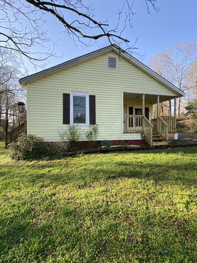 Foto del edificio - Yellow Fully Renovated Two Bedroom Cottage