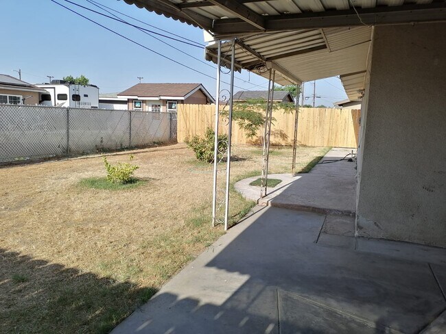 Foto del edificio - 708 Pinewood Ct