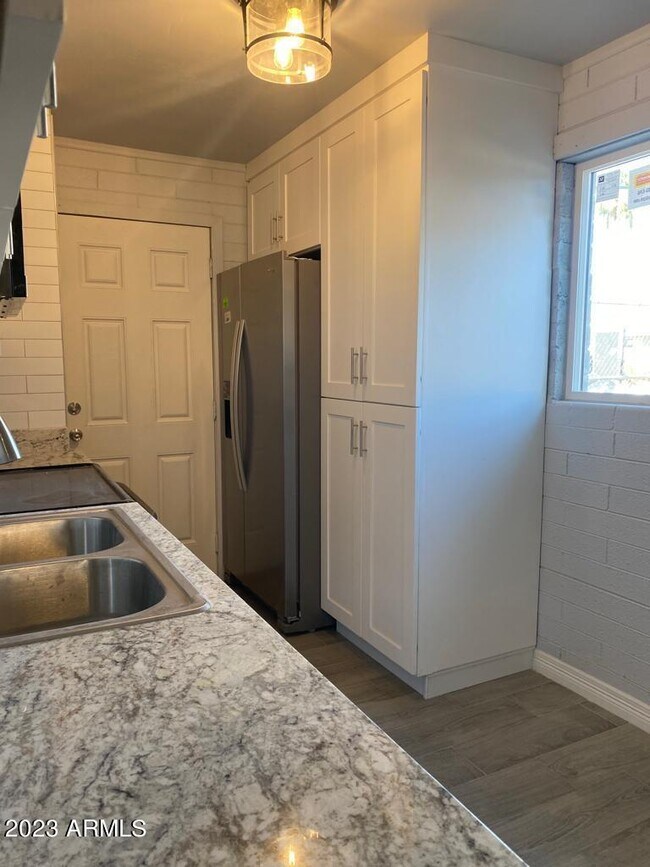 Foto del edificio - 1321 N 48th Pl