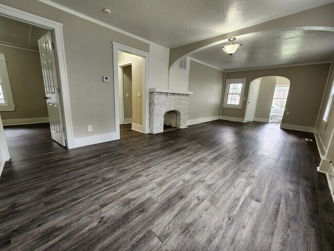 Foto del edificio - Spacious 2-Bedroom, 1-Bathroom Home AVAILA...