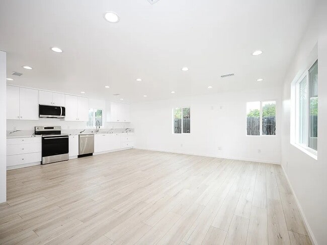 Foto del edificio - 21028 Ingomar St